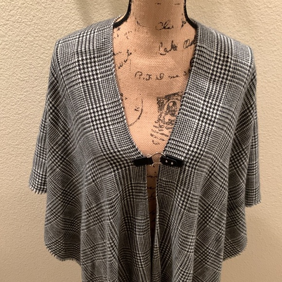 Women's Marcus Adler New York Plaid Poncho with Fringe Detail - Picture 3 of 9